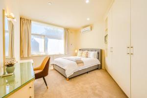 Ένα ή περισσότερα κρεβάτια σε δωμάτιο στο StayAU Spacious 6BR McKinnon Pool Home +79 φωτογραφίες