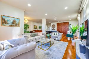 Χώρος καθιστικού στο StayAU Spacious 6BR McKinnon Pool Home