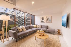 Χώρος καθιστικού στο The Moorings 22, 4 Cromarty Rd - stunning townhouse with water views