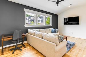 Et tv og/eller underholdning på 12 South Neighborhood Home with Modern Flair!