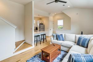 Køkken eller tekøkken på 12 South Neighborhood Home with Modern Flair!