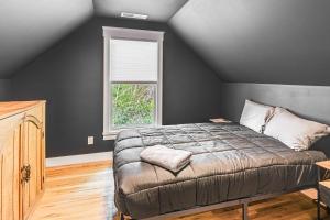 En eller flere senge i et værelse på 12 South Neighborhood Home with Modern Flair!