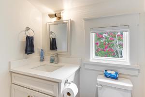 Et badeværelse på 12 South Neighborhood Home with Modern Flair! + 16 billeder