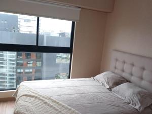 BRAND NEW BEDROOMS near the heart of MIraflores房間的床
