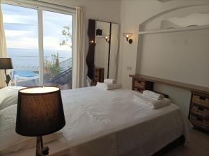 ベグールにある"Terrasse de la Mer 8" Résidence"Sol y Mar" AC-Wifi-BBQ-Piscine-Pkgの大きな白いベッドと大きな窓のある寝室 +43枚の写真