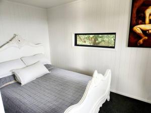 Gallery image of Romantic Lakeside Cabin 1hr AKL in Waiterimu +17 photos