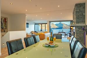 クイーンズタウンにあるSpacious Central Executive 4 Bedroom Apartmentのテーブルと椅子のあるダイニングルームとリビングルーム