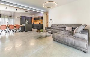 Гостиная зона в 4 Bedroom Awesome Home In Fazana