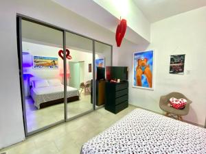 Un pat sau paturi într-o cameră la In the heart of Condado a 2 Bedroom Apartment Balcony +121 fotografii