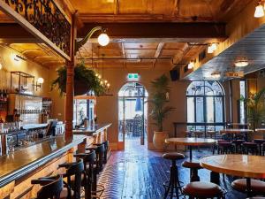 un bar con tavoli e sedie in un ristorante di St Kilda apt close to beach a Melbourne