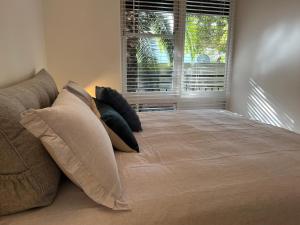 Letto o letti in una camera di St Kilda apt close to beach