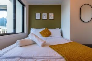 クイーンズタウンにあるSpacious Central Executive 4 Bedroom Apartmentの窓のある大きな白いベッドのある寝室