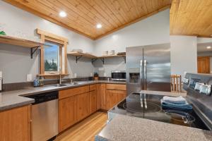 Una cocina o cocineta en Explorer's Basecamp