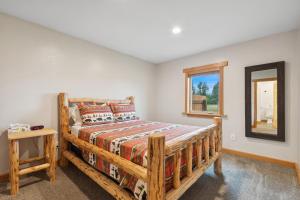 Una cama o camas en una habitación de Explorer's Basecamp