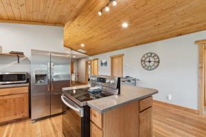 Una cocina o cocineta en Explorer's Basecamp