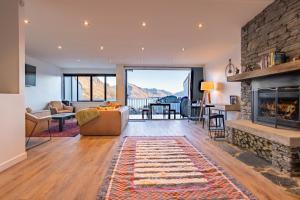 クイーンズタウンにあるSpacious Central Executive 4 Bedroom Apartmentのリビングルーム(暖炉、ソファ付)