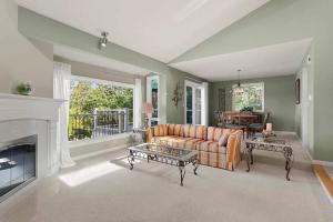 un soggiorno con divano e camino di Cozy Redmond Retreat- Shared Home near Parks and Attractions a Redmond Altre 15 foto