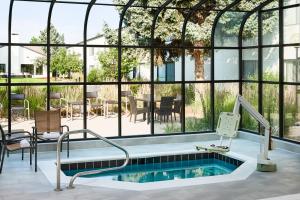 Bazén v ubytování Courtyard by Marriott Fort Collins nebo v jeho okolí