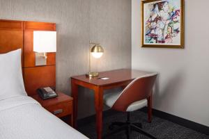 Postel nebo postele na pokoji v ubytování Courtyard by Marriott Fort Collins
