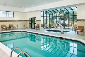 Bazén v ubytování Courtyard by Marriott Fort Collins nebo v jeho okolí