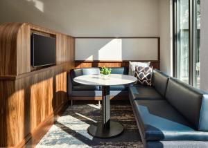 Posezení v ubytování Courtyard by Marriott Fort Collins