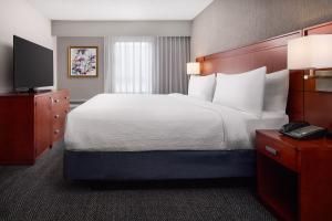 TV a/nebo společenská místnost v ubytování Courtyard by Marriott Fort Collins