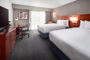 Postel nebo postele na pokoji v ubytování Courtyard by Marriott Fort Collins