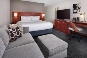Postel nebo postele na pokoji v ubytování Courtyard by Marriott Fort Collins