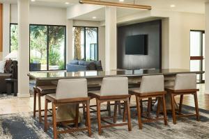 TV a/nebo společenská místnost v ubytování Courtyard by Marriott Fort Collins