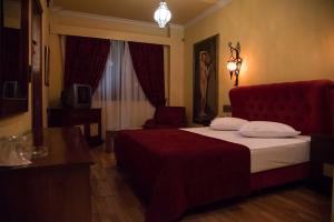 Llit o llits en una habitació de Alfa Hotel