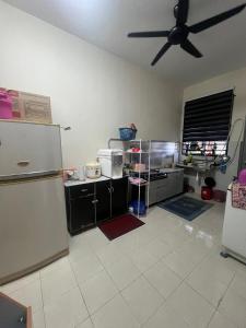 Η κουζίνα ή μικρή κουζίνα στο Homestay Kami Your Home Away from Home