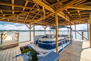 Výhled na řeku, která protéká v blízkosti prázdninového domu