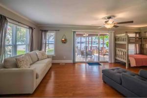 Posezení v ubytování Cozy lake front home with beach