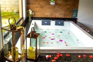 Φωτογραφία από το άλμπουμ του Chalé Canto do Galo 1 - Hidro da Jacuzzi, Lareira Ecológica, Cozinha Completa, Wi-Fi 80mbps, próximo a comércio local e relaxando ao som do riacho σε Gonçalves
