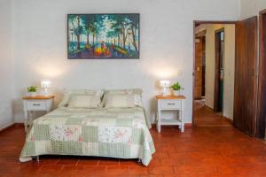 a bedroom with a bed and two night tables with lamps at Montana casa de campo in Socorro