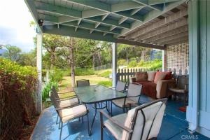 a patio with a table and chairs and a couch at Beautiful Pet-Friendly Spacious Lodge near Yosemite & Lakes 12 Beds 6 BR up to 16 people in Oakhurst