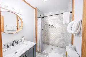 Vannituba majutusasutuses Big Mountain View! Downtown Gatlinburg Chalet Village! Hot Tub! Fan Favorite! AFrame Dreams! Magazine-Featured! Stunning Interiors! Little Green Cabin