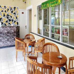 O zonă de relaxare la RedDoorz Syariah Near Pelabuhan Sri Bintan Pura Tanjungpinang