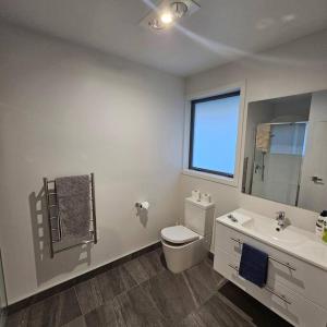 Ένα μπάνιο στο Entire house - Brand New 2 Bedroom house