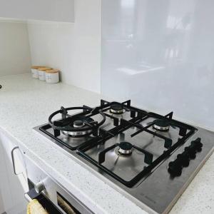 Η κουζίνα ή μικρή κουζίνα στο Entire house - Brand New 2 Bedroom house