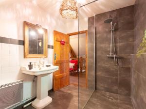 Koupelna v ubytování Grange authentique à Saint-Lary-Soulan - 5 couchages, cheminée, casier à skis - FR-1-296-502