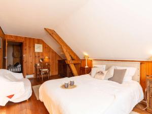 Postel nebo postele na pokoji v ubytování Grange authentique à Saint-Lary-Soulan - 5 couchages, cheminée, casier à skis - FR-1-296-502