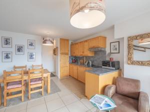 Kuchyň nebo kuchyňský kout v ubytování Charmant appartement au Vieil Alpe pour familles - FR-1-645-76