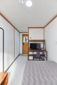 a room with a desk and a computer in it at Huesik Guesthouse in Seoul