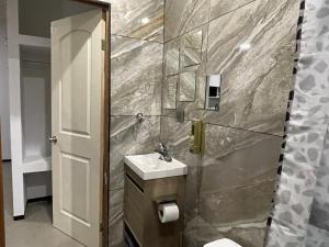 Koupelna v ubytování Apartamentos AEROPUERTO