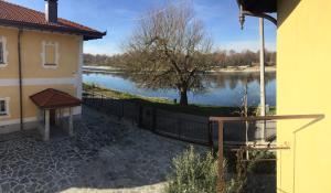 Výhled na řeku, která protéká v blízkosti bed and breakfast