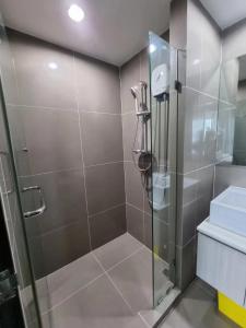 Bilik mandi di Centrio Condominium Twin bed room