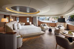 ハロンにあるGrand Pioneers Halong Bay Cruise 2の広いベッドルーム(ベッド1台付)、リビングルームが備わります。 +52枚の写真