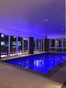 Swimmingpoolen hos eller tæt på Suíte encantadora Serra Class - Piscina aquecida