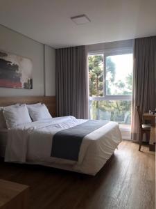 En eller flere senge i et værelse på Suíte encantadora Serra Class - Piscina aquecida